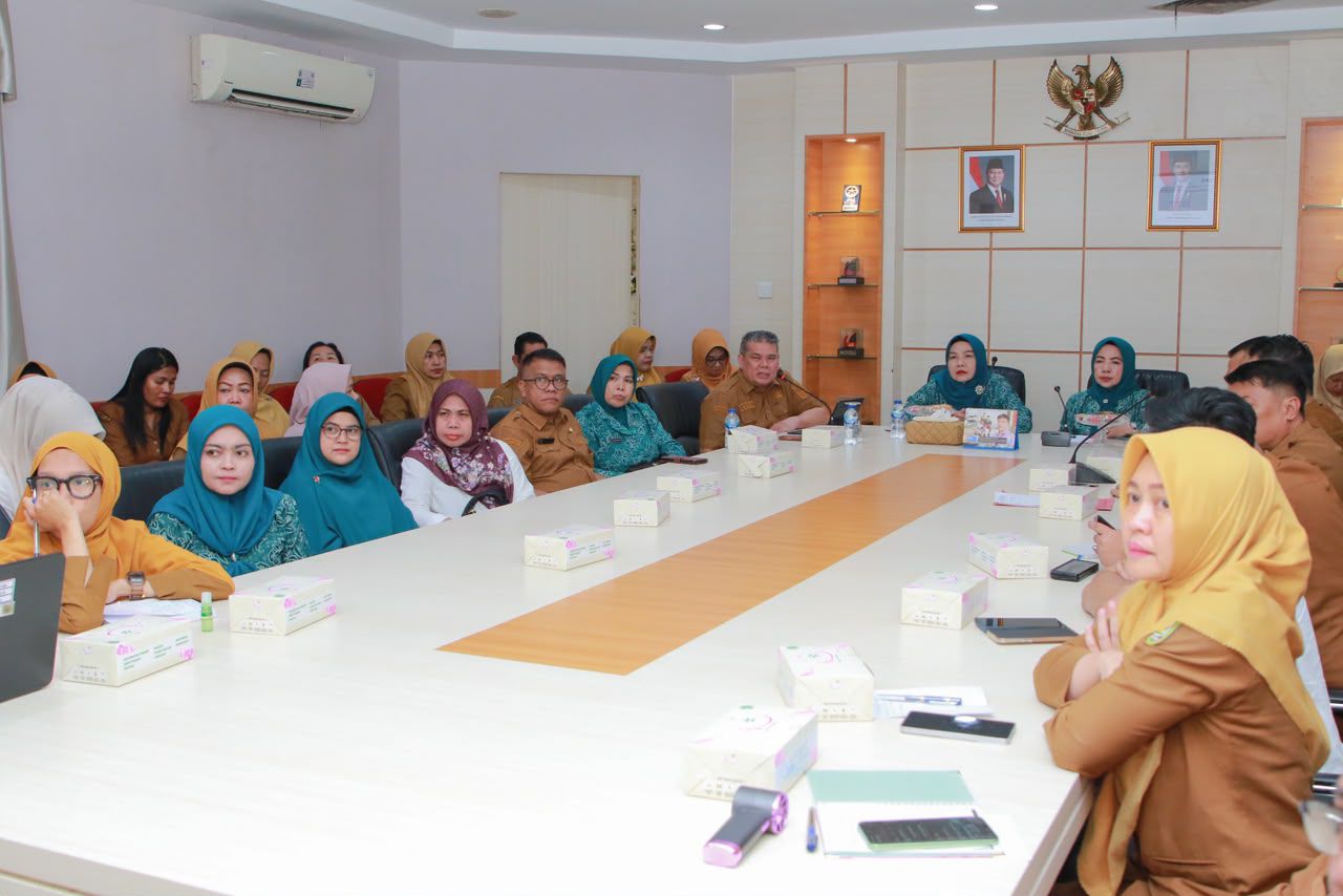 Ketua TP-PKK Batam, Erlita Amsakar, memimpin rapat persiapan hari anak 2026 di Kantor Wali Kota Batam, Senin (6/7/2026). HUMAS DISKOMINFO BATAM