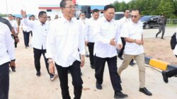 Wali Kota Batam, Amsakar Achmad, bersama Wakil Menteri Kelautan dan Perikanan, Didit Herdiawan Ashaf, serta Wakil Kepala BP Taskin, Iwan Sumule, saat peluncuran SiTaskin Pesisir di Balai Pertemuan KNMP Sembulang, Galang, Selasa (7/7/2026). HUMAS DISKOMINFO BATAM