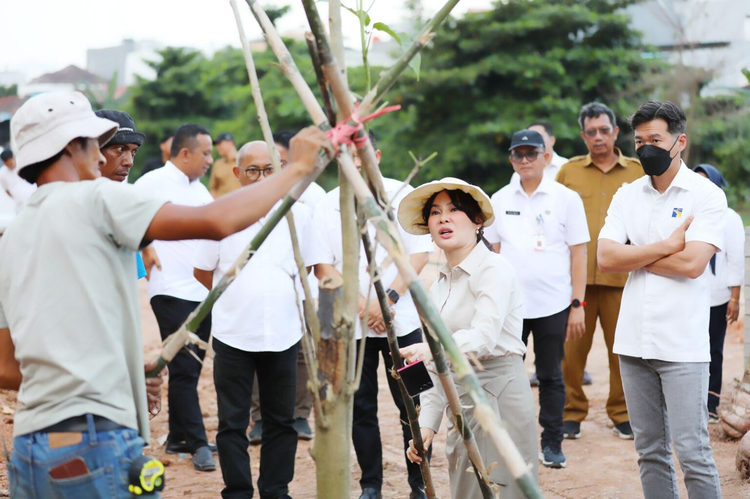 Wakil Wali Kota Batam, Li Claudia Chandra, menanam pohon di kawasan DAS Baloi Indah, Selasa (7/7/2026). HUMAS DISKOMINFO BATAM