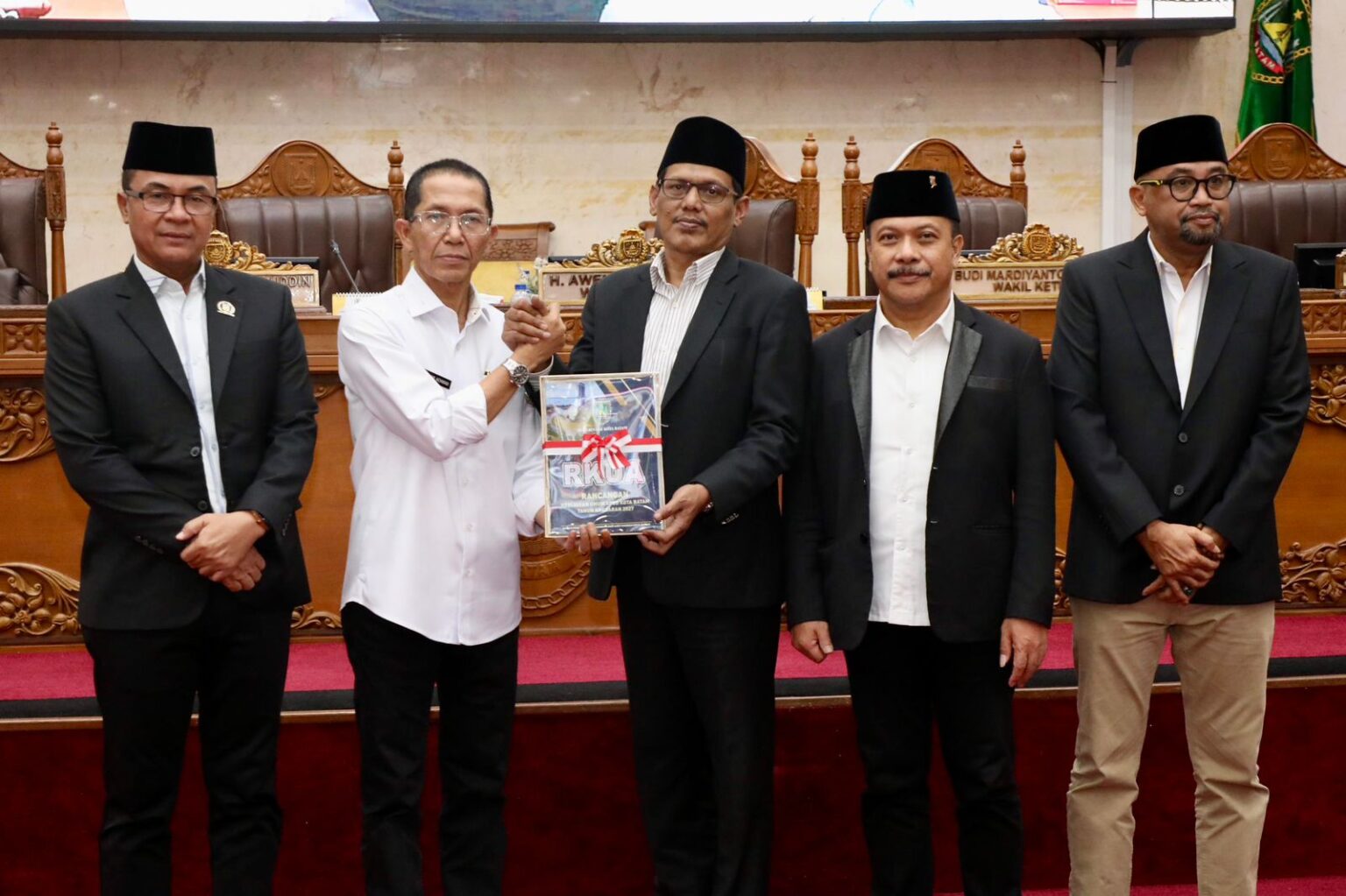 Wali Kota Batam, Amsakar Achmad, menyerahkan rancangan KUA-PPAS kepada pimpinan DPRD Batam saat sidang paripurna di Kantor DPRD Batam, Rabu (8/7/2026). HUMAS DISKOMINFO BATAM