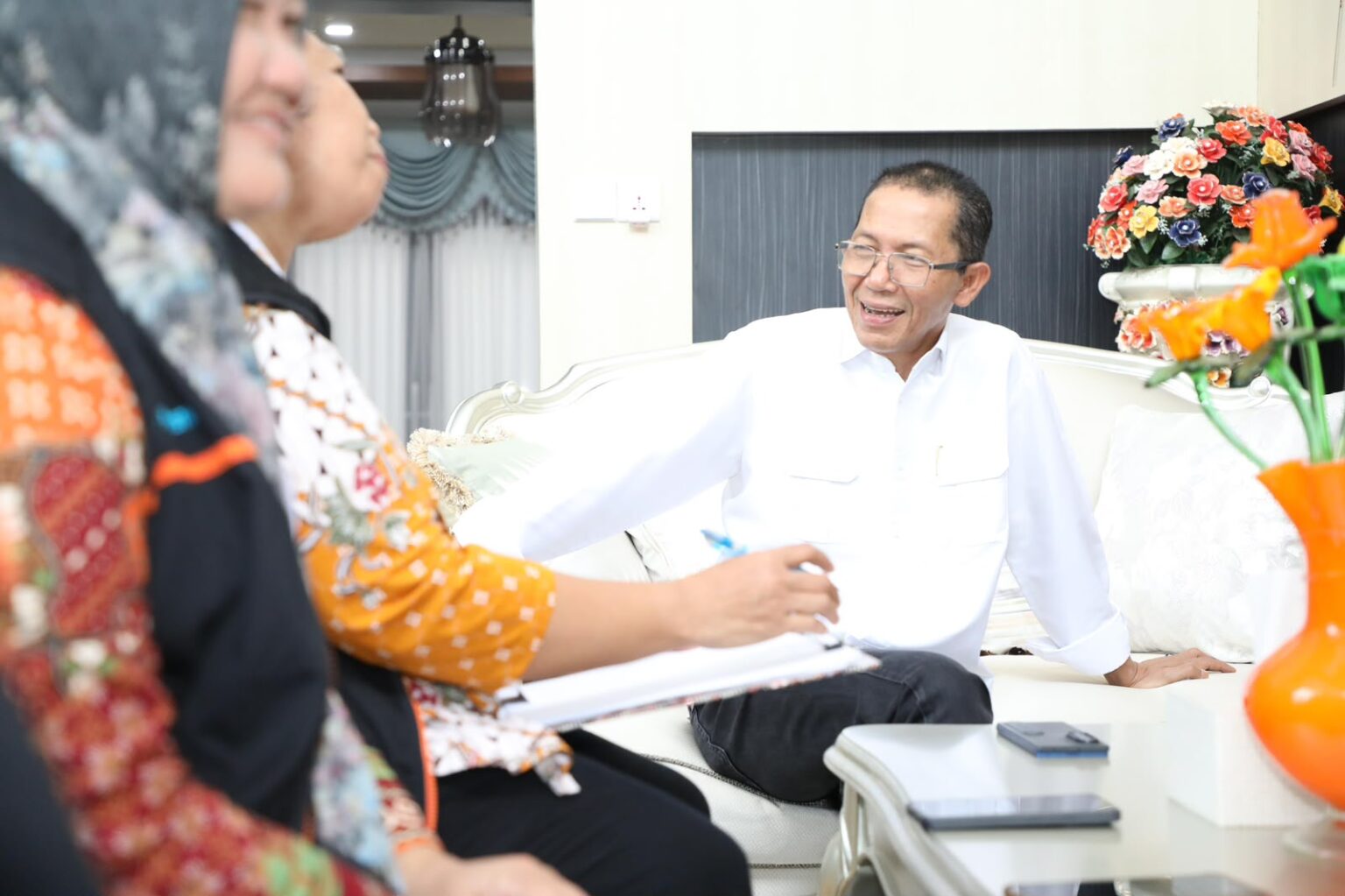 Wali Kota Batam, Amsakar Achmad, menerima kunjungan petugas Sensus Ekonomi di kediaman pribadinya, Kamis (9/7/2026). HUMAS DISKOMINFO BATAM