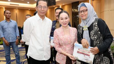 Wali Kota Batam, Amsakar Achmad, bersama Wakil Wali Kota Batam, Li Claudia Chandra, menyerahkan insentif RT,RW, dan LPM Lubukbaja di Hotel AP Premier, Senin (13/7/2026) malam. HUMAS DISKOMINFO BATAM