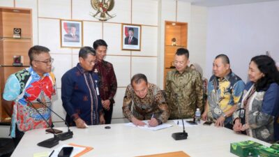 Sekda Batam, Firmansyah, bersama jajaran, menyaksikan penandatanganan PKS pemanfaatan aset Kawasan Wisata Dendang Melayu di Kantor Wali Kota Batam, Kamis (16/7/2026). HUMAS DISKOMINFO BATAM