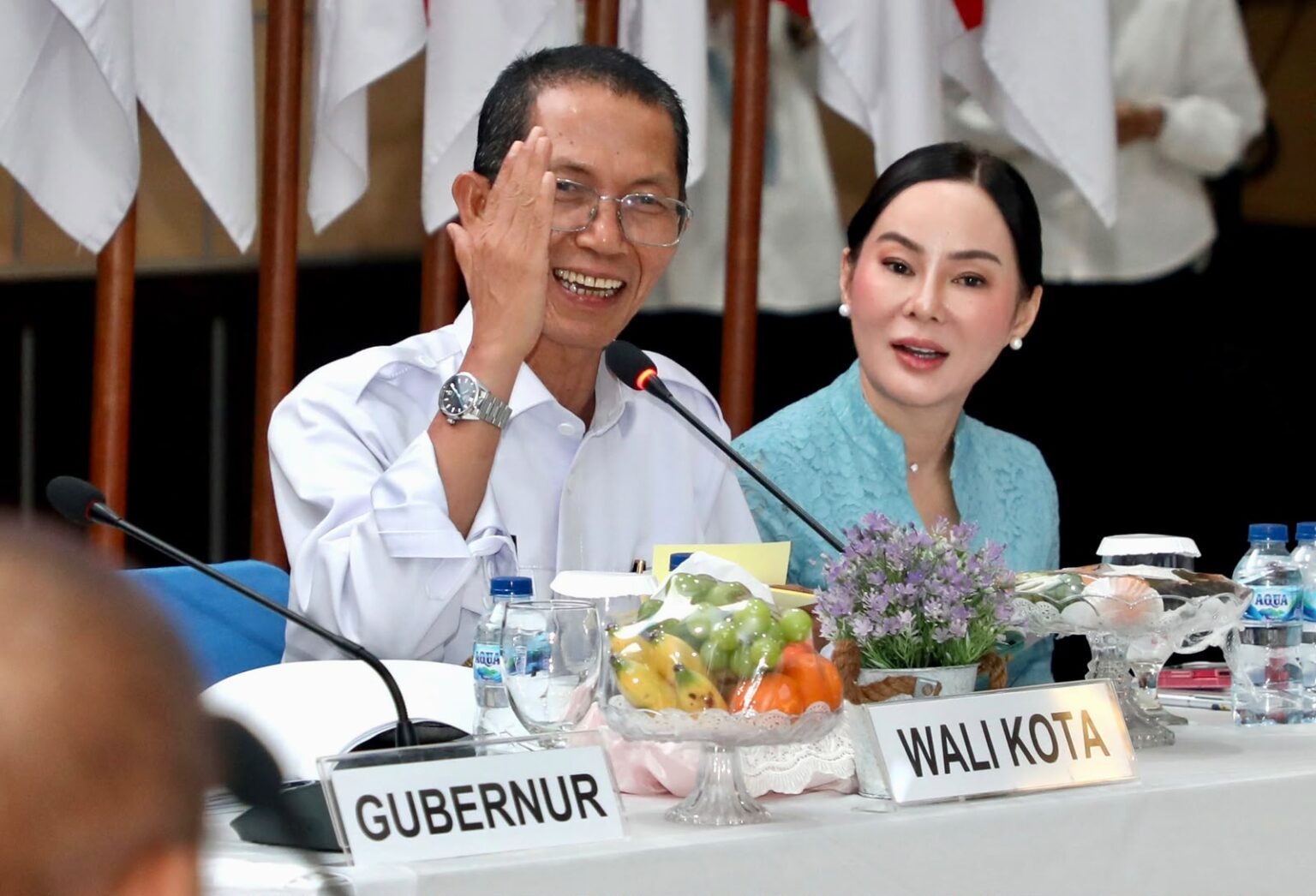 Wali Kota Batam, Amsakar Achmad, didampingi Wakil Wali Kota Batam, Li Claudia Chandra, menyampaikan saran saat menerima kunjungan Pansus DPR RI dan DPD RI di Kantor Wali Kota Batam, Senin (20/7/2026). HUMAS DISKOMINFO BATAM