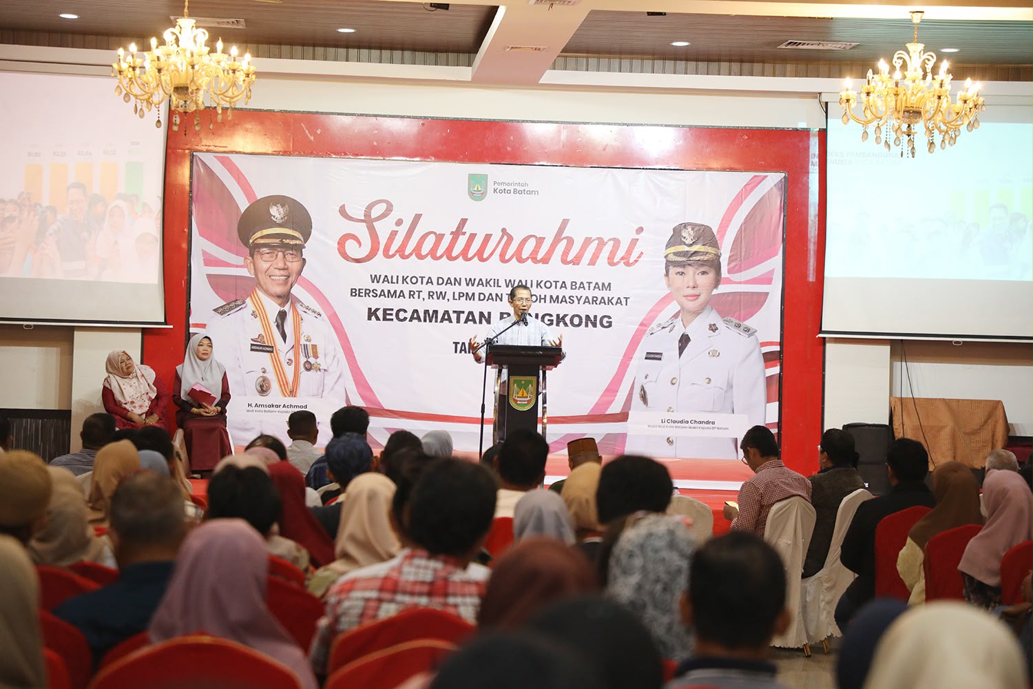Wali Kota Batam, Amsakar Achmad, menyampaikan sambutan saat silaturahmi bersama RT, RW, LPM, dan Tokoh Masyarakat se-Kecamatan Bengkong di Golden Prawn 933, Bengkong, Rabu (22/7/2026) malam. HUMAS DISKOMINFO BATAM