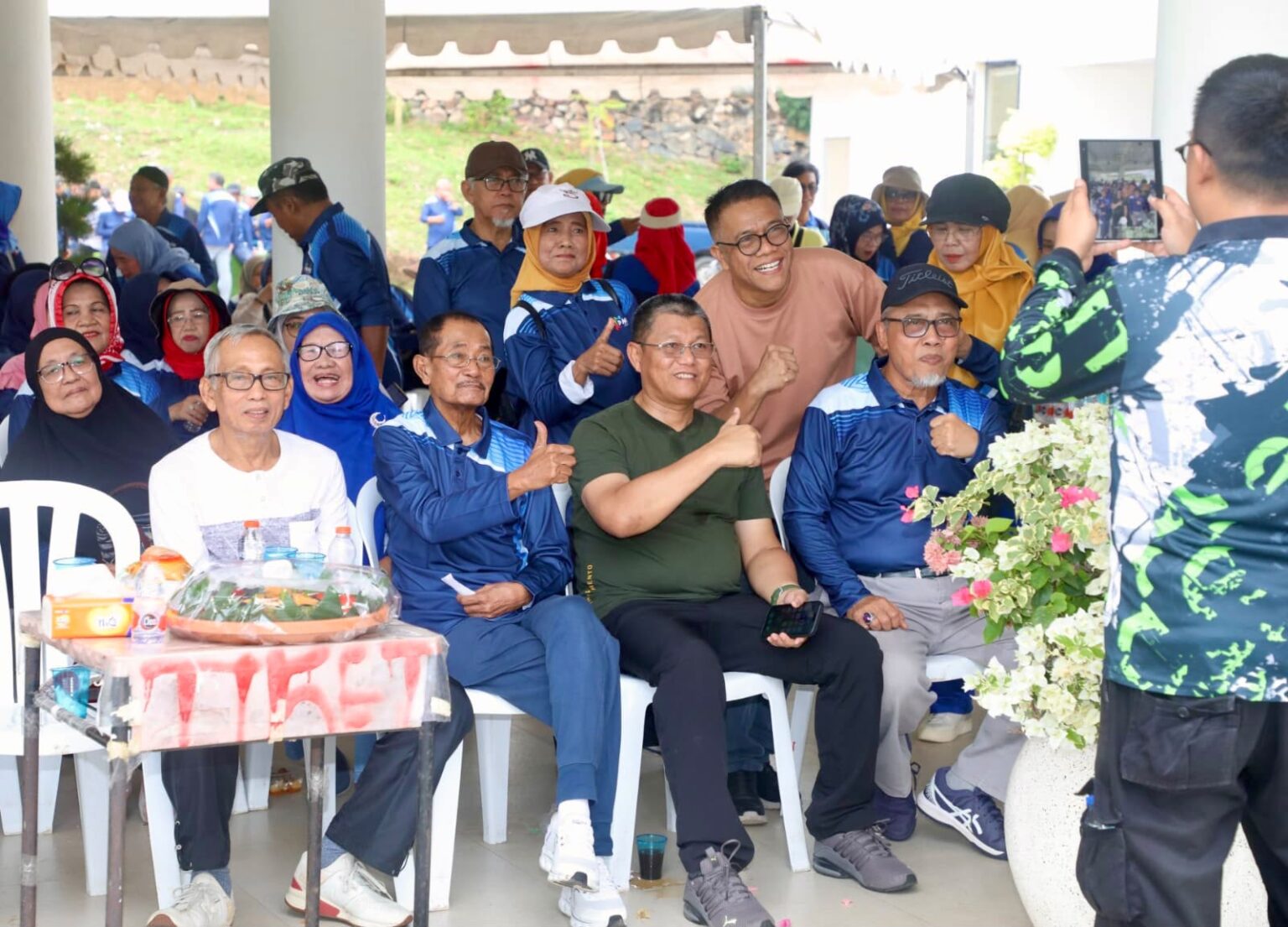 Sekda Batam, Firmansyah, bersama sejumlah pensiunan pegawai Pemko Batam saat silaturahmi di Sekupang, Sabtu (25/7/2026). HUMAS DISKOMINFO BATAM