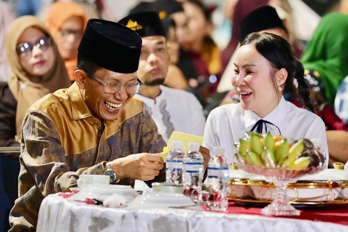 Wali Kota Batam, Amsakar Achmad, berbincang dengan Wakil Wali Kota Batam, Li Claudia Chandra, belum lama ini. Dok HUMAS DISKOMINFO BATAM