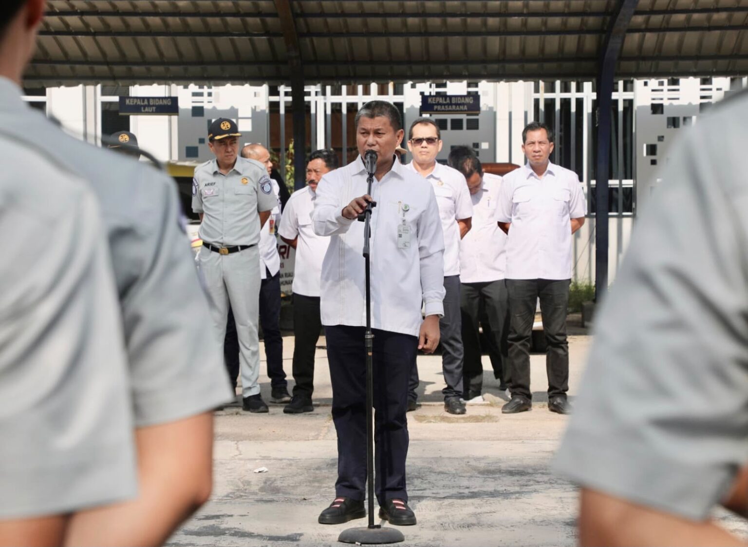 Sekda Batam, Firmansyah, memimpin apel kesiapan pelaksanaan razia gabungan kendaraan bermotor dalam rangka optimalisasi penerimaan PKB dan Opsen BBNKB Tahun 2026 di Kantor Dinas Perhubungan Kota Batam, Rabu (29/7/2026). HUMAS DISKOMINFO BATAM