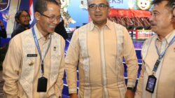 Wali Kota Batam, Amsakar Achmad, berbincang dengan sejumlah wali kota saat menghadiri Rakernas APEKSI di Medan. HUMAS DISKOMINFO BATAM