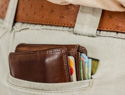 Jangan Biasakan Taruh Dompet di Saku Belakang, Bisa Picu Nyeri Punggung hingga Ganggu Postur Tubuh