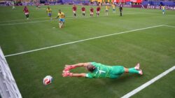 Kiper Norwegia, Orjan Nyland, menepis tendangan penalti yang gagal dieksekusi oleh Bruno Guimaraes dari Brasil REUTERS/Omar Aziz TPX GAMBAR HARI INI Foto: REUTERS/OMAR AZIZ