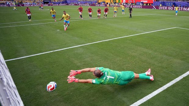 Kiper Norwegia, Orjan Nyland, menepis tendangan penalti yang gagal dieksekusi oleh Bruno Guimaraes dari Brasil REUTERS/Omar Aziz TPX GAMBAR HARI INI Foto: REUTERS/OMAR AZIZ
