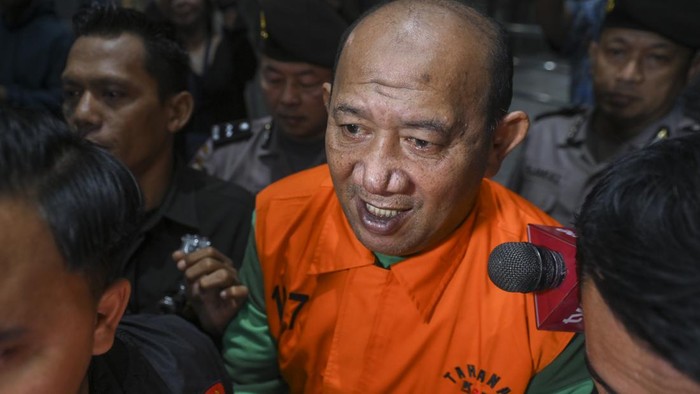 Bupati Langkat Syah Afandin mengenakan rompi tahanan usai menjalani pemeriksaan di Gedung Merah Putih KPK, Jakarta, Sabtu (4/7/2026). (ANTARA FOTO/Hafidz Mubarak A)