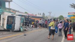 Tabrakan beruntun yang melibatkan 9 unit kendaraan terjadi di Jalan Jamin Ginting, Kilometer 44-45, Desa Suka Makmur, Kecamatan Sibolangit, Kabupaten Deliserdang, Sumatera Utara, Jumat (17/7/2026). Insiden itu menewaskan 4 orang dan 8 orang lainnya mengalami luka luka. (Foto: CNN Indonesia/ Farida Noris)