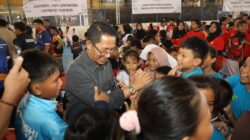 Sejumlah atlet menyalami Wali Kota Batam, Amsakar Achmad, saat pembukaan Wali Kota Batam Open Karate Championship II Tahun 2026 di Nagoya Citywalk, Lubukbaja, Sabtu (1/8/2026). HUMAS DISKOMINFO BATAM