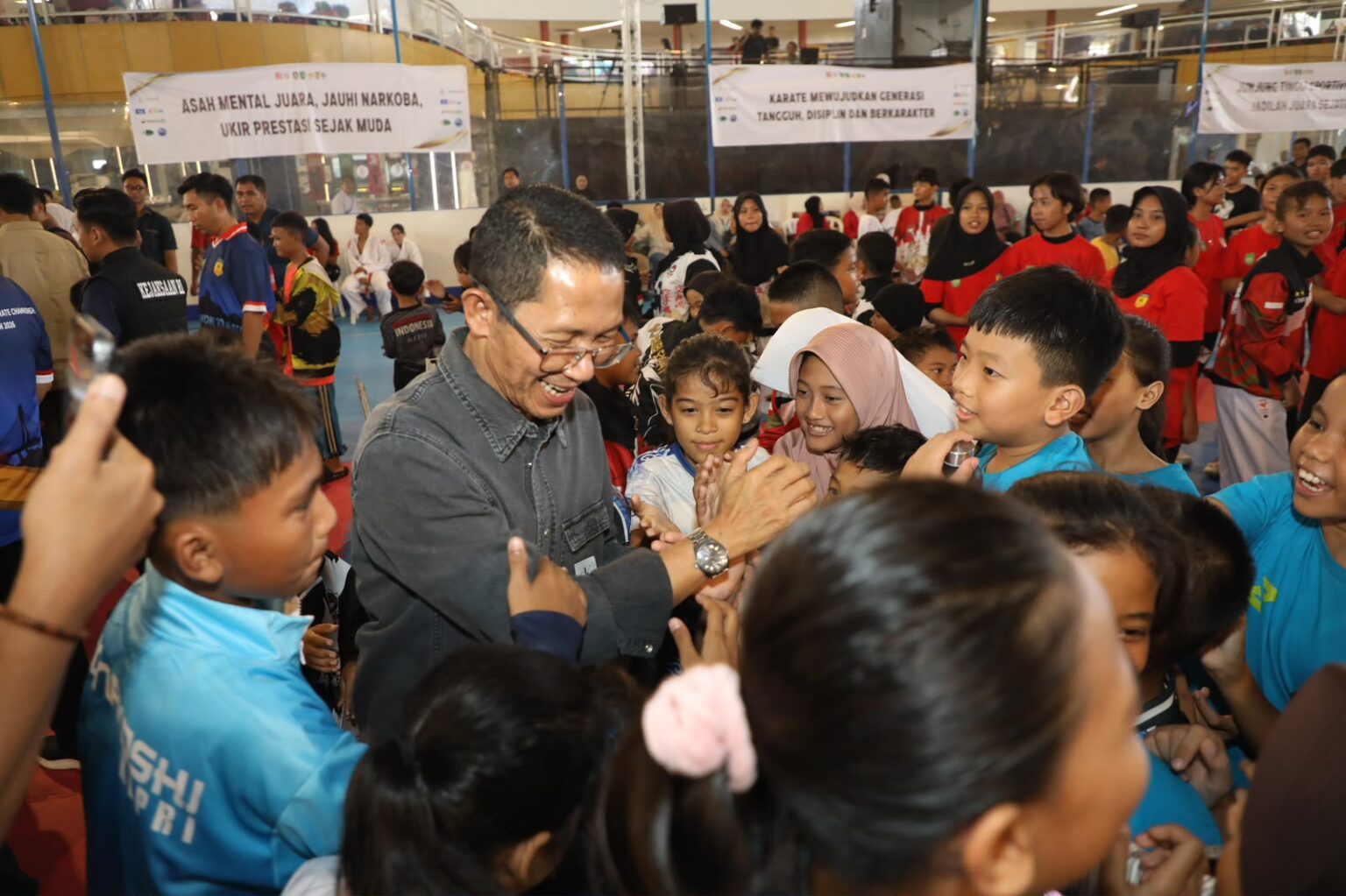 Sejumlah atlet menyalami Wali Kota Batam, Amsakar Achmad, saat pembukaan Wali Kota Batam Open Karate Championship II Tahun 2026 di Nagoya Citywalk, Lubukbaja, Sabtu (1/8/2026). HUMAS DISKOMINFO BATAM