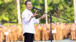 Wali Kota Batam, Amsakar Achmad, memimpin apel gabungan Pemko Batam di Dataran Engku Putri, Batamcentre, Senin (3/8/2026). HUMAS DISKOMINFO BATAM