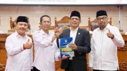 Wali Kota Batam, Amsakar Achmad, menyerahkan Rancangan Perubahan KUA-PPAS kepada pimpinan DPRD Batam saat Sidang Paripurna di Kantor DPRD Batam, Senin (3/8/2026). HUMAS DISKOMINFO BATAM