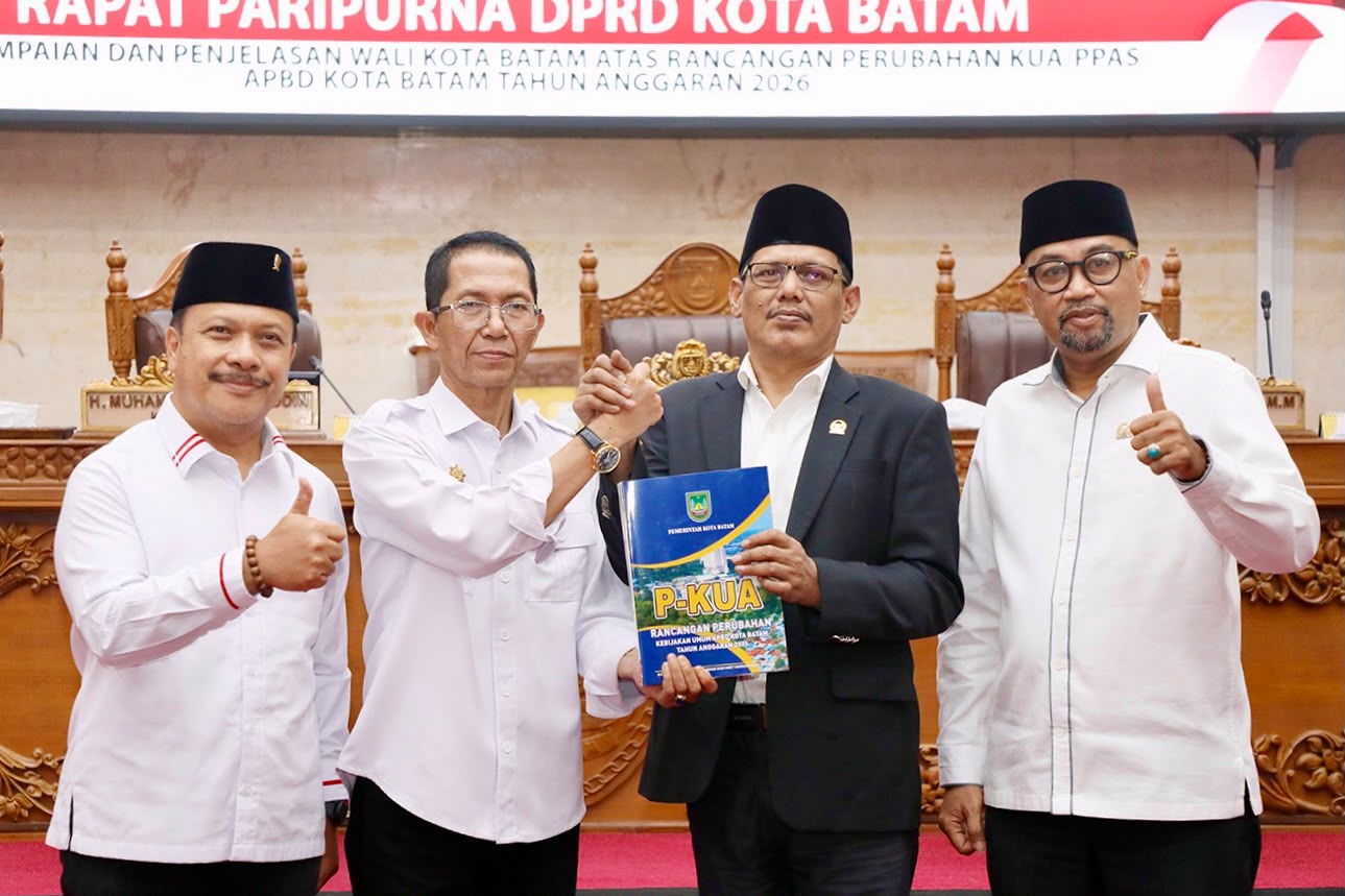 Wali Kota Batam, Amsakar Achmad, menyerahkan Rancangan Perubahan KUA-PPAS kepada pimpinan DPRD Batam saat Sidang Paripurna di Kantor DPRD Batam, Senin (3/8/2026). HUMAS DISKOMINFO BATAM