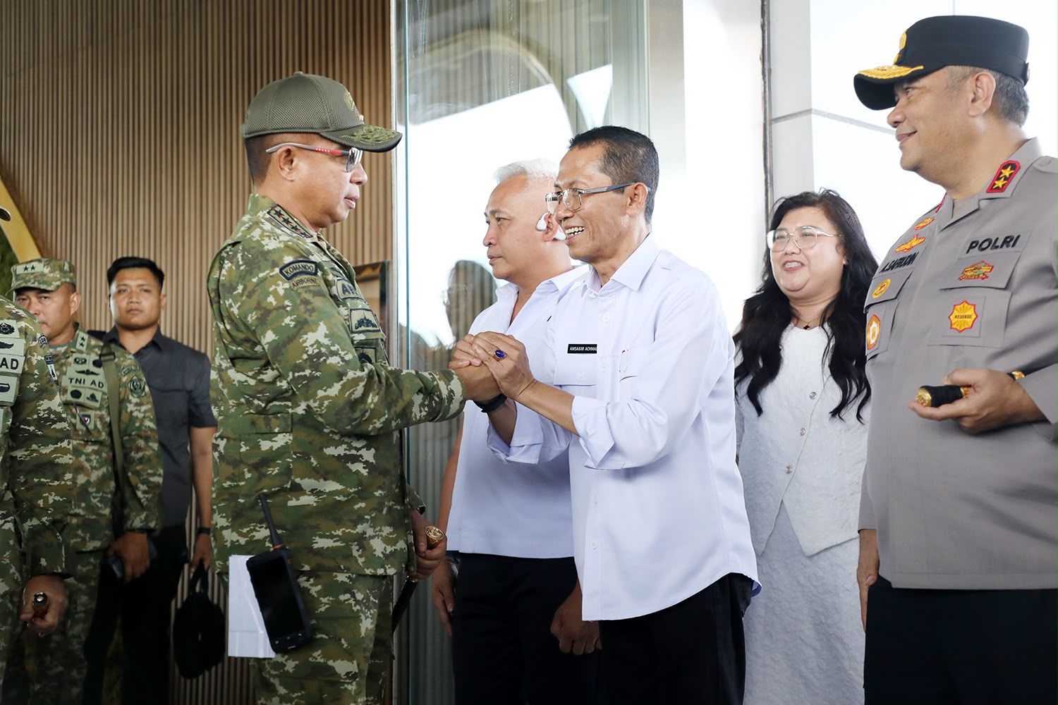 Wali Kota Batam, Amsakar Achmad, berbincang dengan Panglima TNI, Jenderal Agus Subiyanto, di Bandara Internasional Hang Nadim Batam, Senin (4/8/2026). HUMAS DISKOMINFO BATAM