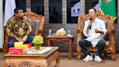 Wali Kota Batam, Amsakar Achmad, memaparkan sejumlah capaian Batam saat menerima kunjungan Komisi I DPRD Kota Dumai di Kantor Wali Kota Batam, Kamis (6/8/2026). HUMAS DISKOMINFO BATAM