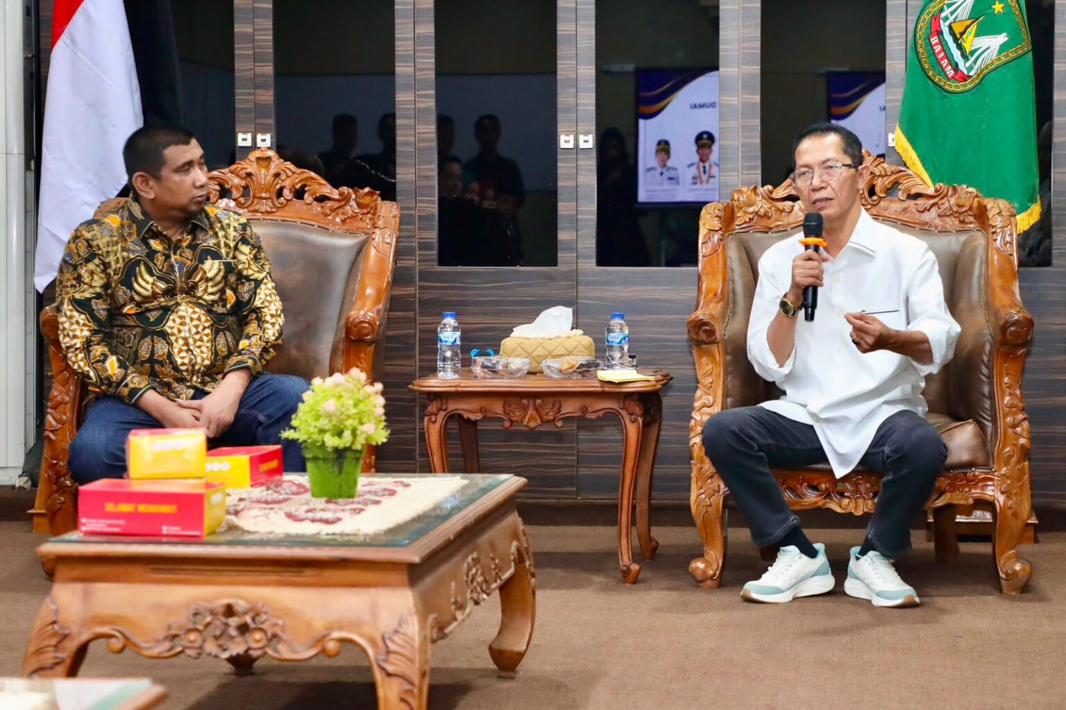 Wali Kota Batam, Amsakar Achmad, memaparkan sejumlah capaian Batam saat menerima kunjungan Komisi I DPRD Kota Dumai di Kantor Wali Kota Batam, Kamis (6/8/2026). HUMAS DISKOMINFO BATAM