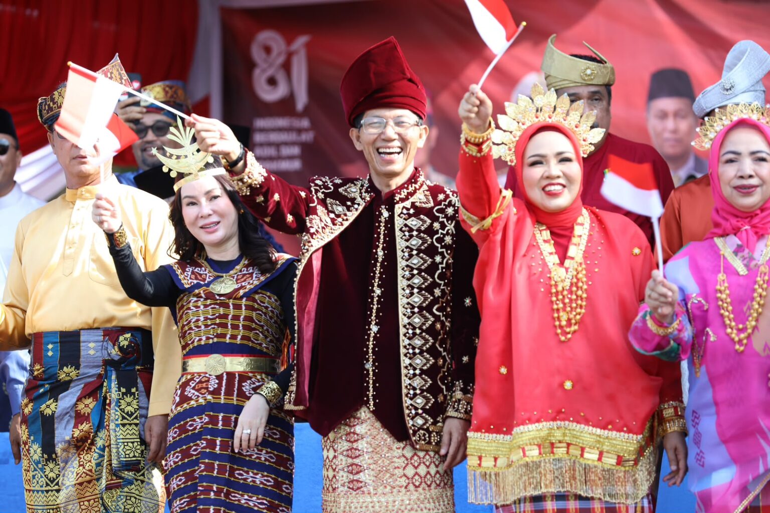 Wali Kota Batam, Amsakar Achmad, dan Wakil Wali Kota Batam, Li Claudia Chandra, serta Ketua TP-PKK Batam, Erlita Amsakar, bersama sejumlah pejabat melepas peserta pawai pembangunan dan pawai budaya di Dataran Engku Hamidah, Batam, Minggu (9/8/2026). HUMAS DISKOMINFO BATAM