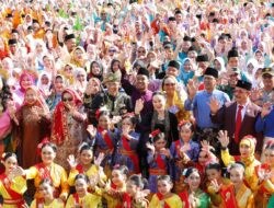 Program Prioritas Amsakar-Li Claudia, 52.835 Peserta Didik Baru Terima Seragam Gratis