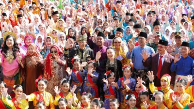 Program Prioritas Amsakar-Li Claudia, 52.835 Peserta Didik Baru Terima Seragam Gratis