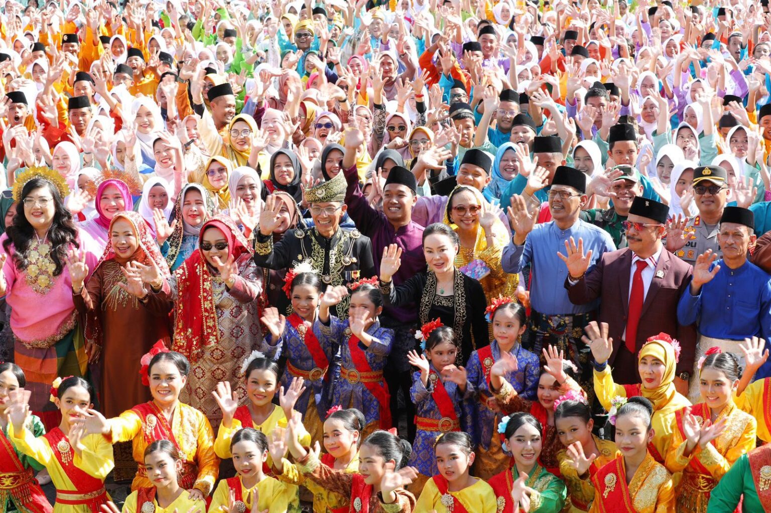 Wali Kota Batam, Amsakar Achmad, dan Wakil Wali Kota Batam, Li Claudia Chandra, bersama peserta didik, belum lama ini. Dok HUMAS DISKOMINFO BATAM