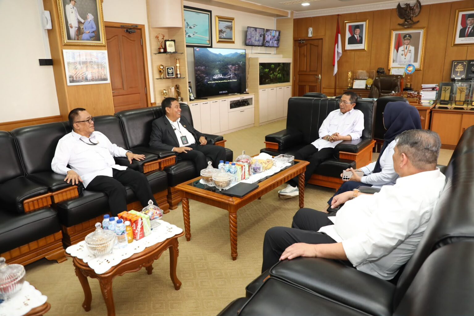 Wali Kota Batam, Amsakar Achmad, menerima kunjungan kerja Kepala PN Batam yang baru, Arizal Anwar, bersama mantan Kepala PN Batam, Tiwik, di Kantor Wali Kota Batam, Senin (10/8/2026). HUMAS DISKOMINFO BATAM