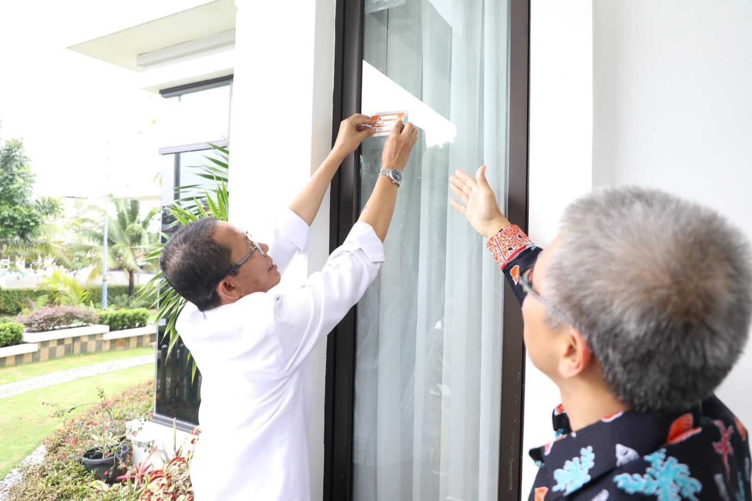 Wali Kota Batam, Amsakar Achmad, menempelkan stiker usai Sensus Ekonomi 2026 di kediamannya di Batamcentre, belum lama ini. Dok HUMAS DISKOMINFO BATAM