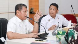 Sekda Batam, Firmansyah, menyampaikan pemaparan dalam Rapat Koordinasi Analisis Capaian Pemanfaatan IKD dalam Mendukung Perluasan Program Perlindungan Sosial di Provinsi Kepulauan Riau di Kantor Wali Kota Batam, Selasa (11/8/2026). HUMAS DISKOMINFO BATAM