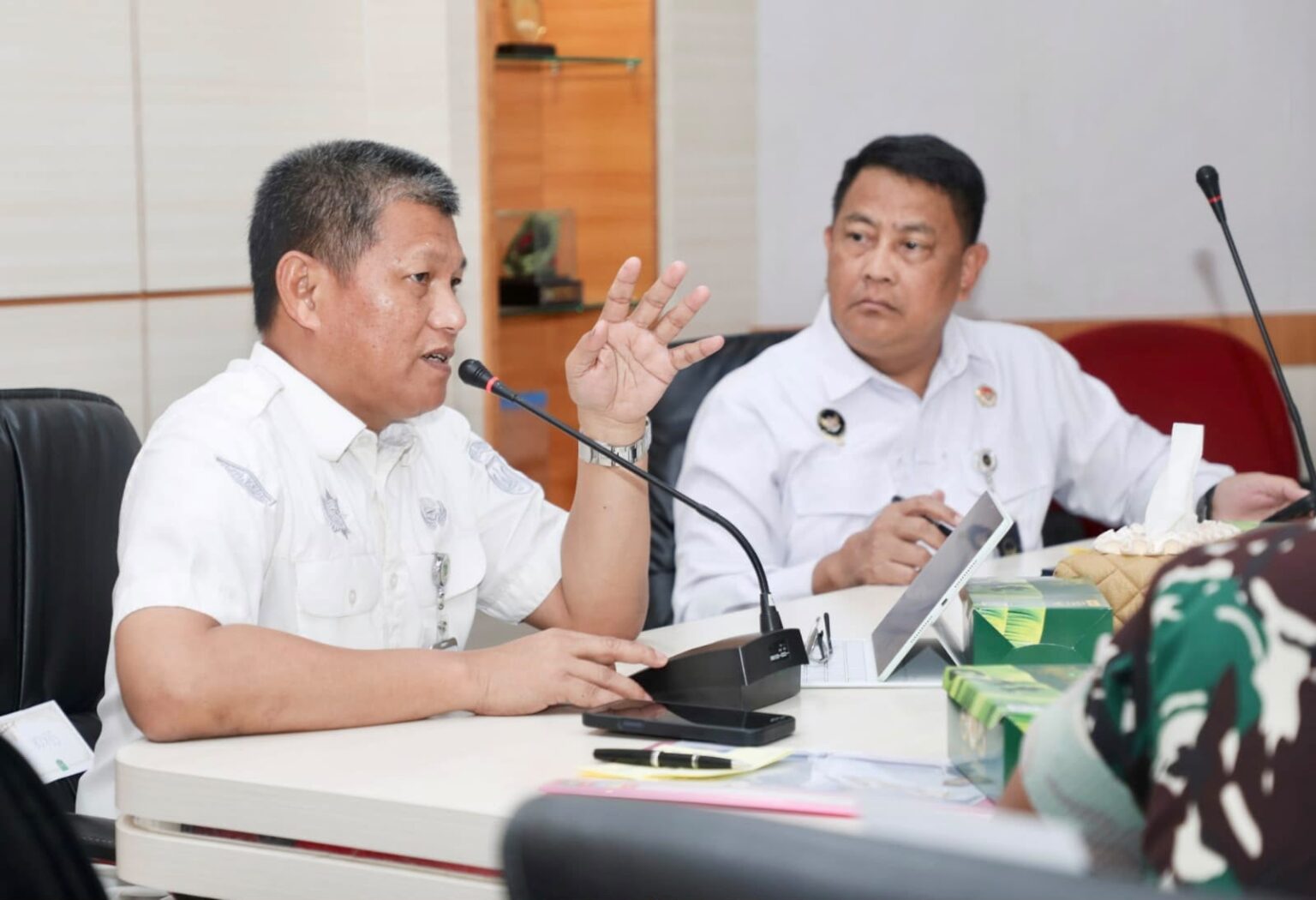 Sekda Batam, Firmansyah, menyampaikan pemaparan dalam Rapat Koordinasi Analisis Capaian Pemanfaatan IKD dalam Mendukung Perluasan Program Perlindungan Sosial di Provinsi Kepulauan Riau di Kantor Wali Kota Batam, Selasa (11/8/2026). HUMAS DISKOMINFO BATAM