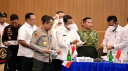Wali Kota Batam, Amsakar Achmad, ikut memusnahkan barang bukti psikotropika jenis ketamine di Mako Kodaeral IV Batam, Rabu (12/8/2026). HUMAS DISKOMINFO BATAM