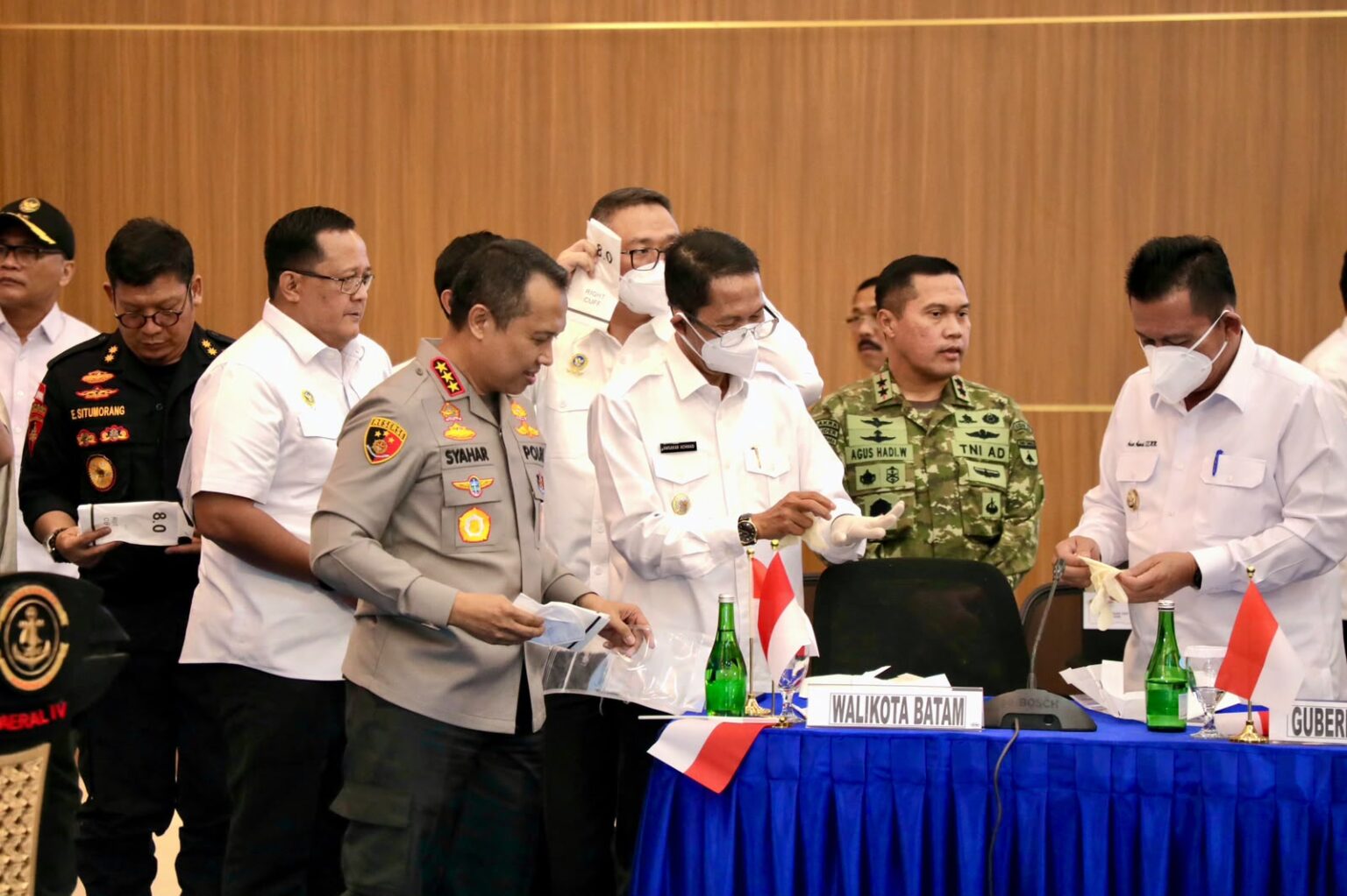 Wali Kota Batam, Amsakar Achmad, ikut memusnahkan barang bukti psikotropika jenis ketamine di Mako Kodaeral IV Batam, Rabu (12/8/2026). HUMAS DISKOMINFO BATAM