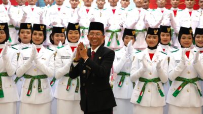 Amsakar Kukuhkan 50 Paskibraka Batam, Tekankan Disiplin dan Nilai Pancasila