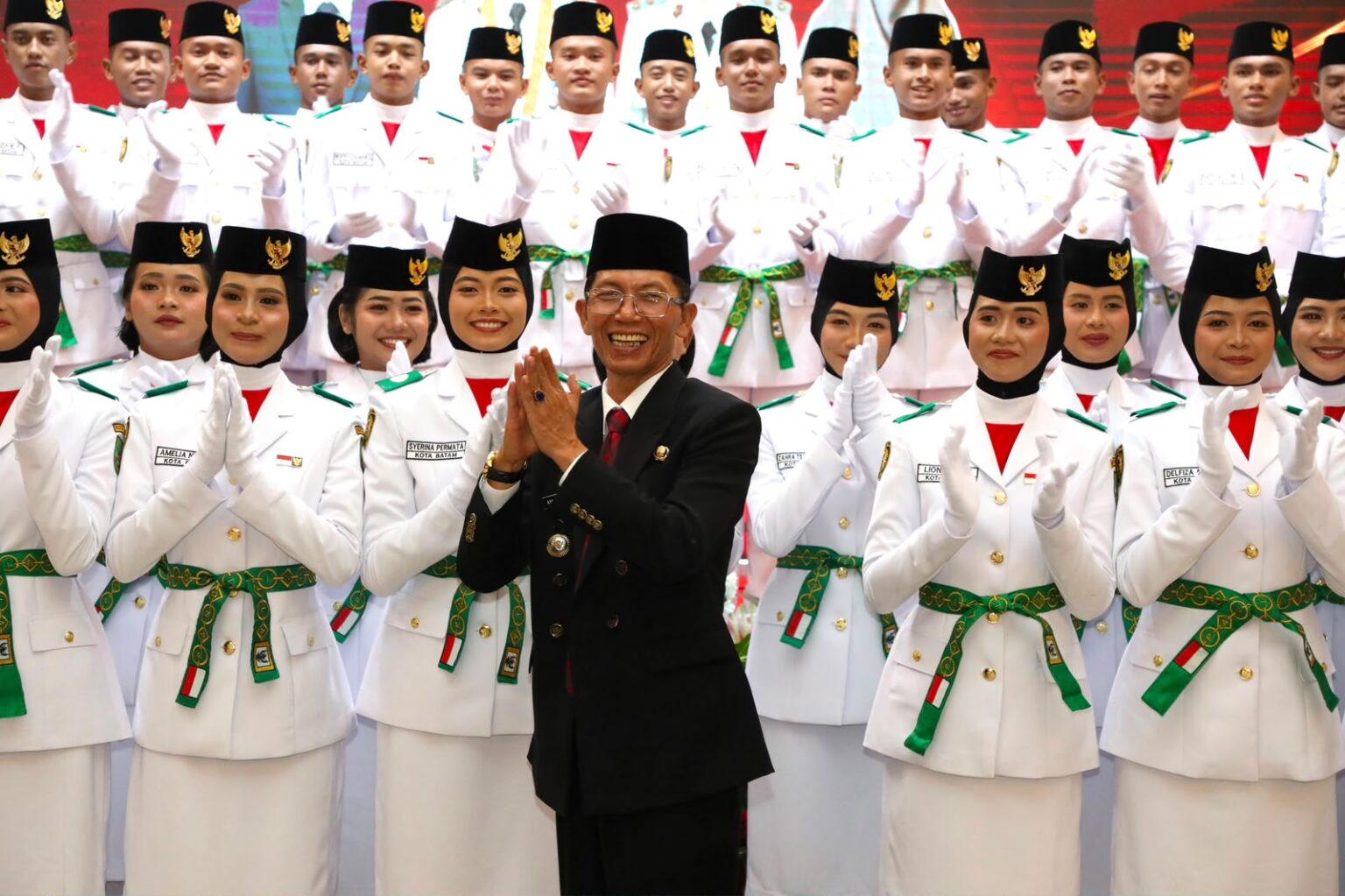 Wali Kota Batam, Amsakar Achmad, bersama Paskibraka Kota Batam 2026 usai dikukuhkan di Golden Prawn 933, Bengkong, Sabtu (15/8/2026) malam. HUMAS DISKOMINFO BATAM