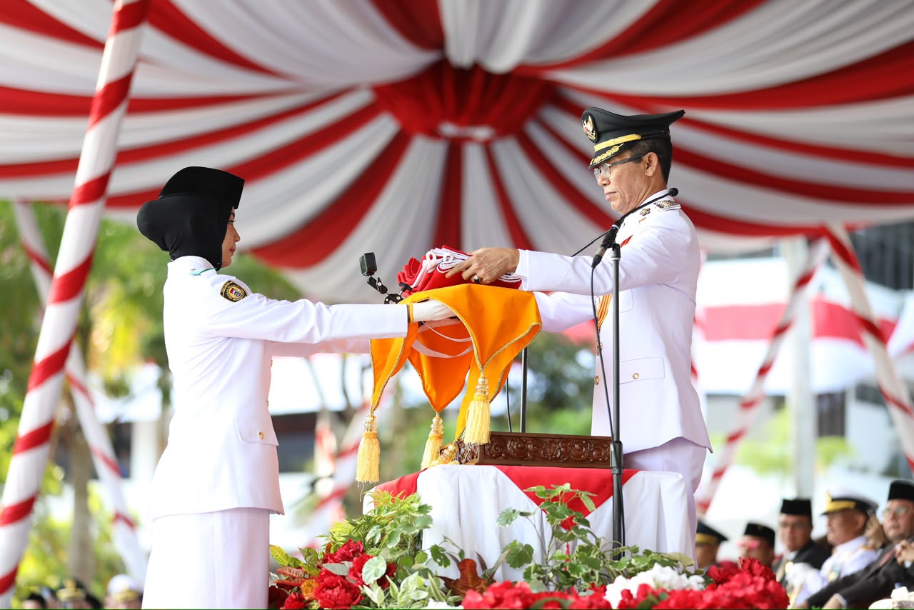 Wali Kota Batam, Amsakar Achmad, menyerahkan Bendera Merah Putih saat Upacara HUT ke-81 RI di Dataran Engku Putri, Batamcentre, Senin (17/8/2026). HUMAS DISKOMINFO BATAM