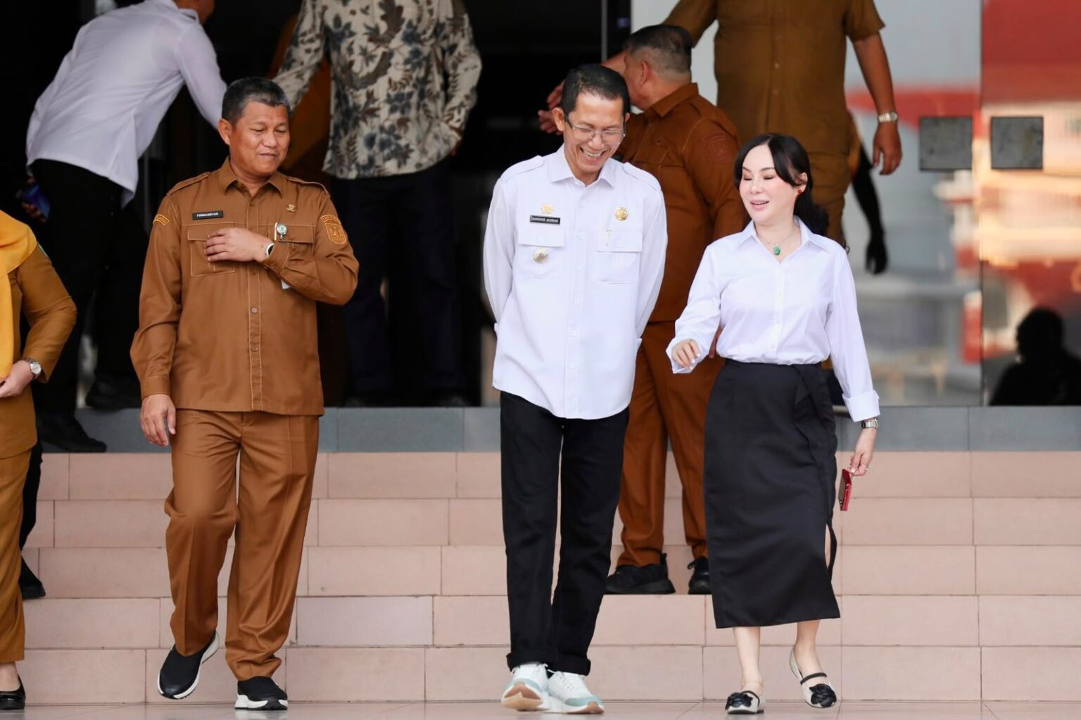 Wali Kota Batam, Amsakar Achmad, berbincang dengan Wakil Wali Kota Batam, Li Claudia Chandra, dan didampingi Sekda Batam, Firmansyah, belum lama ini. Dok HUMAS DISKOMINFO BATAM