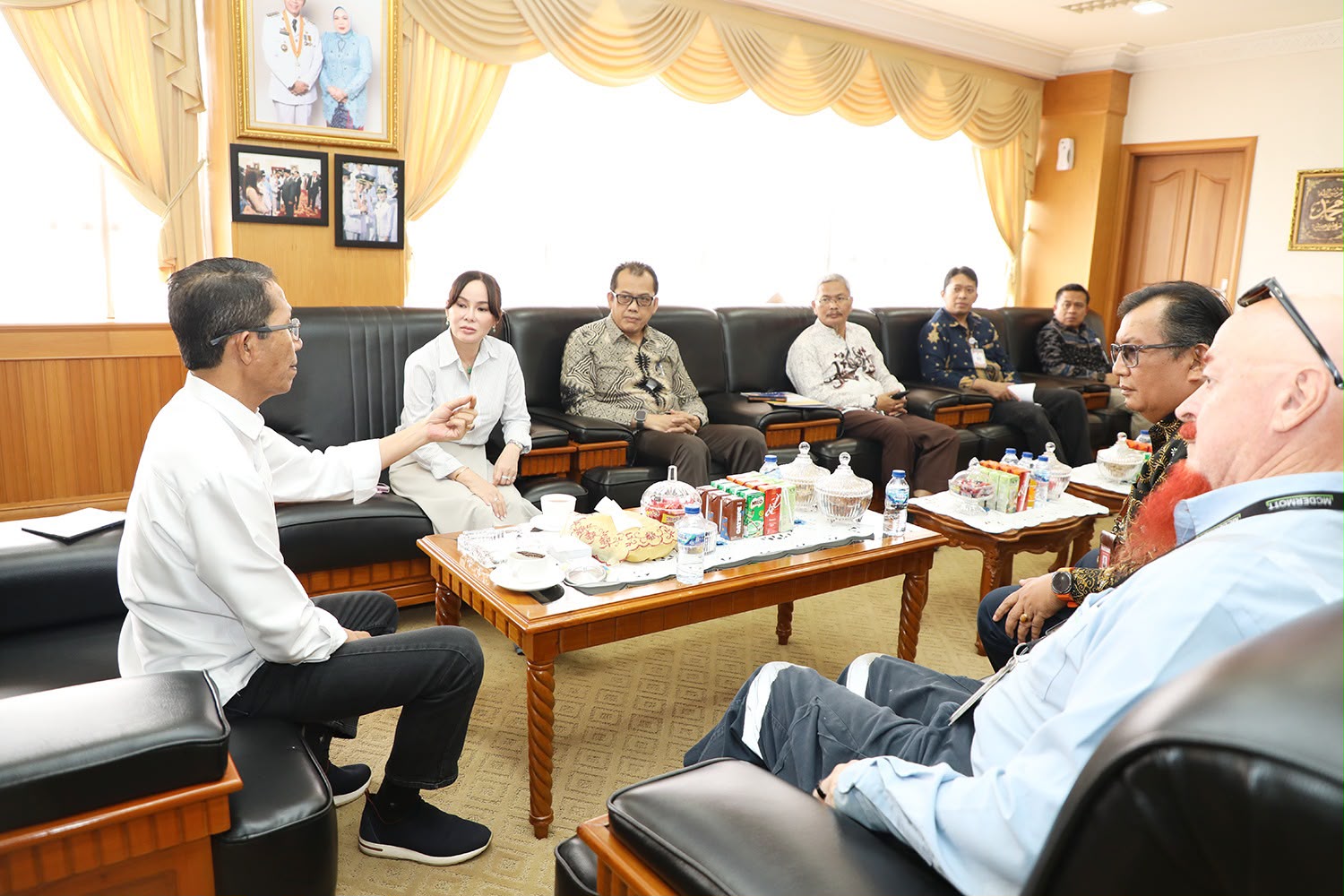 Wali Kota Batam, Amsakar Achmad, bersama Wakil Wali Kota Batam, Li Claudia Chandra, menerima audiensi jajaran PT McDermott di Ruang Kerja Wali Kota Batam, Kamis (20/8/2026). HUMAS DISKOMINFO BATAM