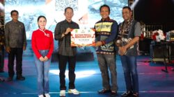 Wali Kota Batam, Amsakar Achmad, bersama Wakil Wali Kota Batam, Li Claudia Chandra, menyerahkan secara simbolis bantuan Batam Peduli Bencana NTT saat Semarak Kemerdekaan dalam rangka HUT ke-81 RI di Dataran Engku Putri, Batamcentre, Jumat (21/8/2026). HUMAS DISKOMINFO BATAM