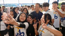 Sejumlah mahasiswa baru UIB berswafoto bersama Wali Kota Batam, Amsakar Achmad, saat PKKMB di Sport Hall UIB, Sabtu (22/8/2026). HUMAS DISKOMINFO BATAM