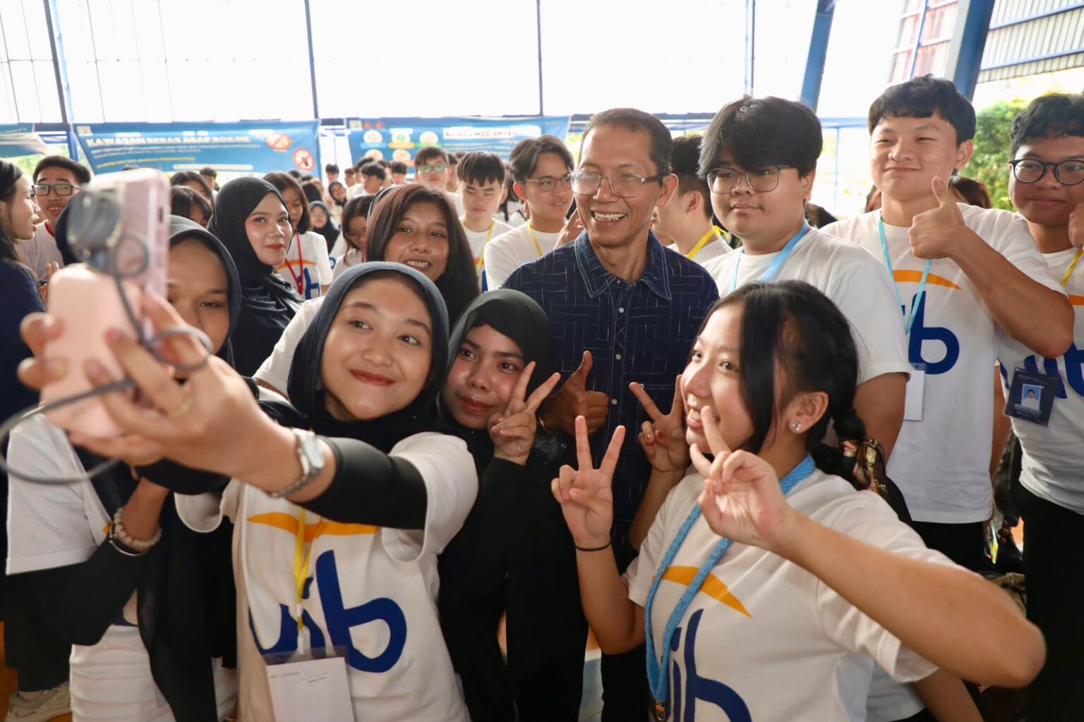 Sejumlah mahasiswa baru UIB berswafoto bersama Wali Kota Batam, Amsakar Achmad, saat PKKMB di Sport Hall UIB, Sabtu (22/8/2026). HUMAS DISKOMINFO BATAM
