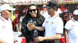 Wali Kota Batam, Amsakar Achmad bersama penyanyi Poey Stings saat menghadiri HUT ke-81 RI di Bulang, Minggu (23/8/2026). HUMAS DISKOMINFO BATAM