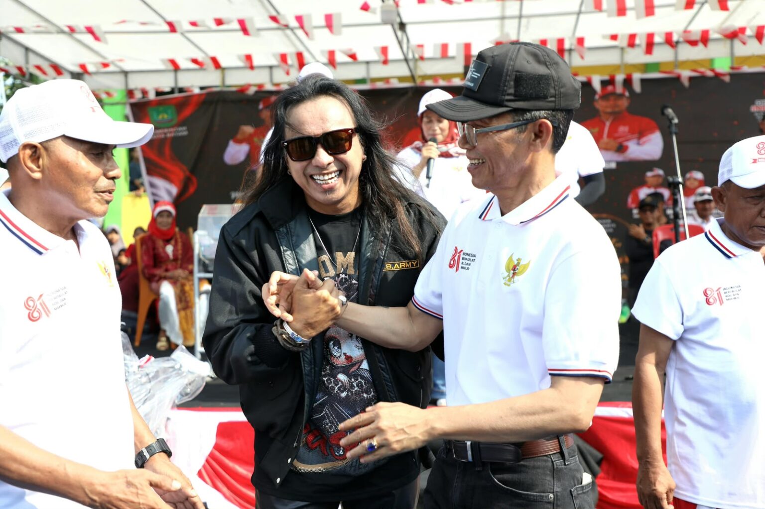 Wali Kota Batam, Amsakar Achmad bersama penyanyi Poey Stings saat menghadiri HUT ke-81 RI di Bulang, Minggu (23/8/2026). HUMAS DISKOMINFO BATAM