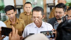Wali Kota Batam, Amsakar Achmad, memberi keterangan kepada awak media, Senin (24/8/2026). HUMAS DISKOMINFO BATAM