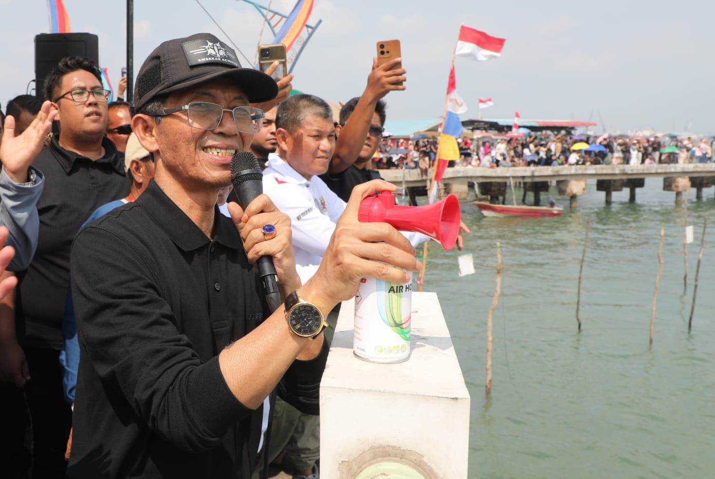 Sejumlah warga menyalami Wali Kota Batam, Amsakar Achmad, saat menghadiri Sekupang Sehat dan Pesta Anak Pantai di Halaman Masjid Jami’ Nurul Huda, Tanjung Riau, Sekupang, Sabtu (29/8/2026). HUMAS DISKOMINFO BATAM