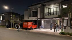 Penggeledahan rumah yang berlokasi di Garden Avenue Residence, Cluster Rosewood, Bengkong, Batam, Senin (17/8/2026) malam. Foto: Istimewa