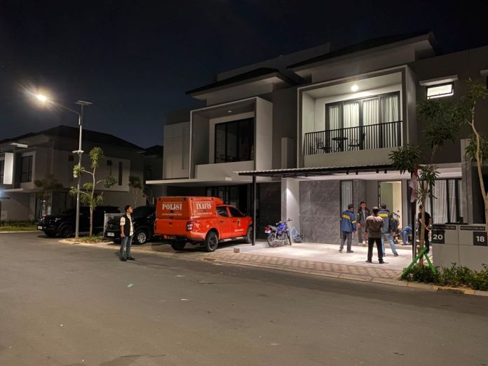 Penggeledahan rumah yang berlokasi di Garden Avenue Residence, Cluster Rosewood, Bengkong, Batam, Senin (17/8/2026) malam. Foto: Istimewa